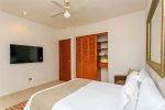 Guest suite with double bed and TV